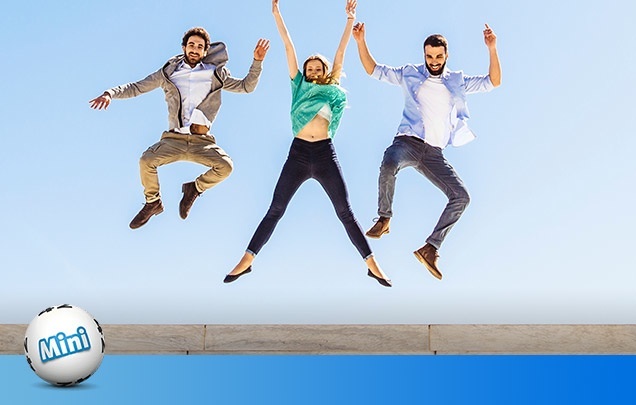 MINI lotto Jackpot Gewinner Trio springt fröhlich in die Luft